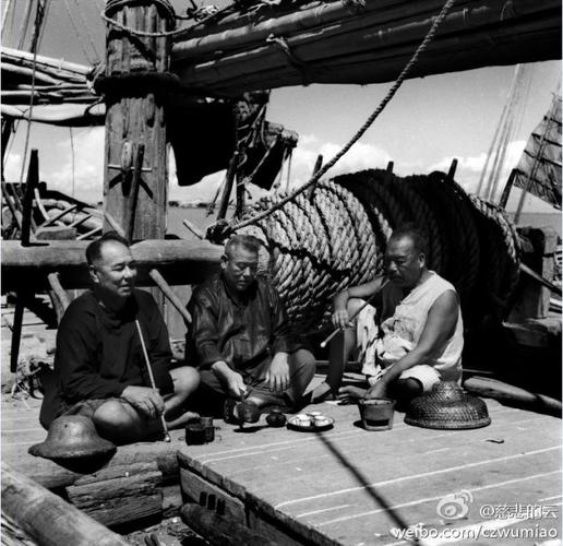 网友@慈悲的云 发来一张照片,他告诉我,这张是一百年前喝工夫茶的潮州