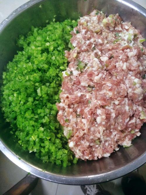 陈妈手工水饺,芹菜猪肉馅,选用新鲜的鲜嫩芹菜,吃的永远忘不了