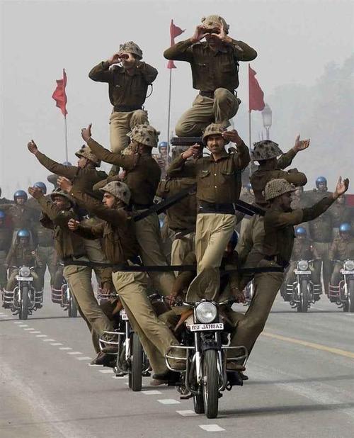 好吧我们看一下摩托车阅兵的渊源印度人玩的只是花拳绣腿