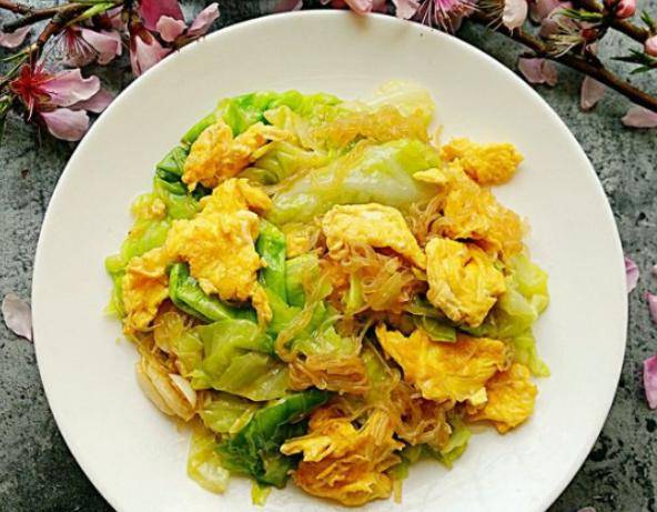 一道很好吃的素菜,包菜粉丝炒鸡蛋,做法简单,很适合夏天吃