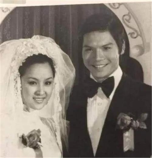 向华强为她遮风挡雨,李小龙死在她床上,丁佩究竟有何特殊魅力?