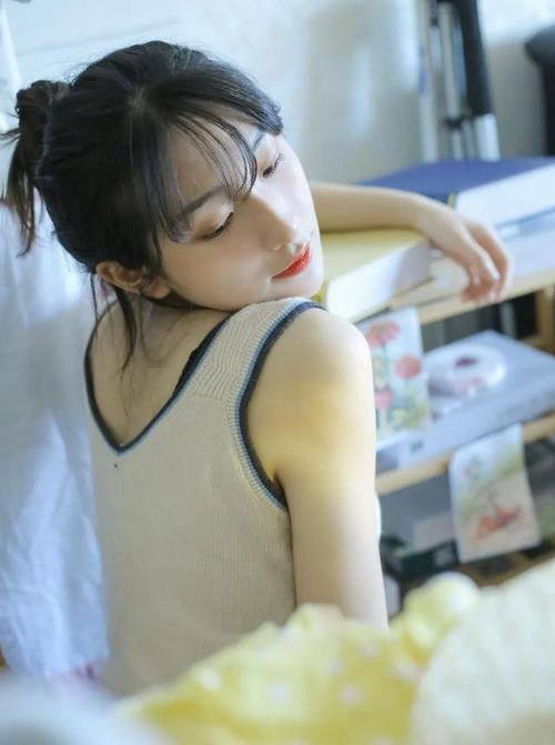 90后少女吊带甜美私房美女图片