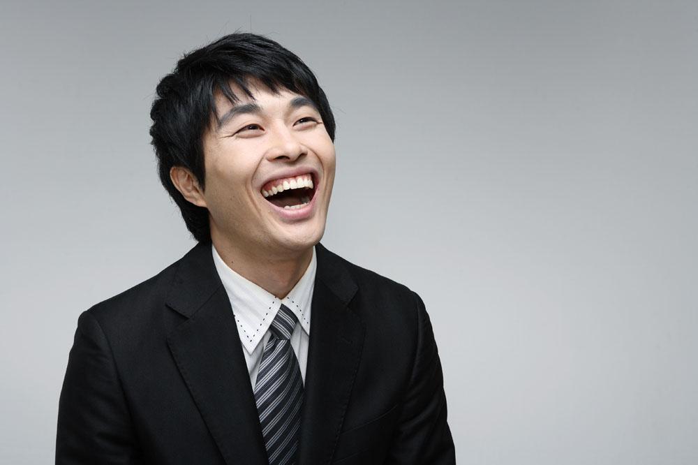 仰望大笑的商务男性高清图片