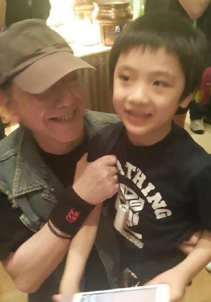 吴镇宇晒儿子费曼帅气近照 被调侃拍照技术太差