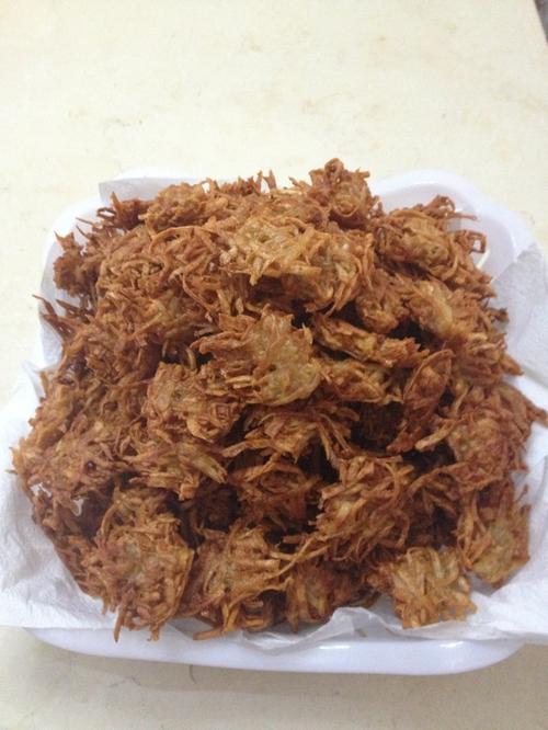  p>炸芋头丝是普通菜.制作原料主要有大芋头,姜,面粉. /p>