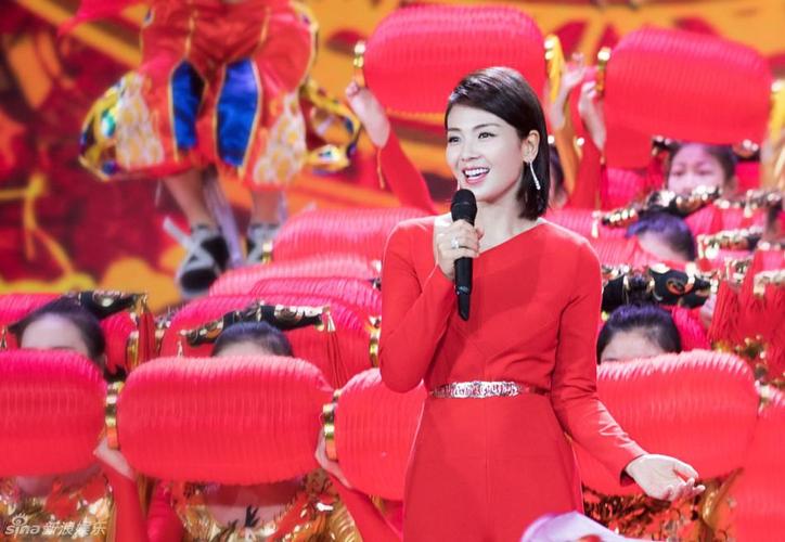 组图:春晚开场刘涛献唱 身材苗条大气从容