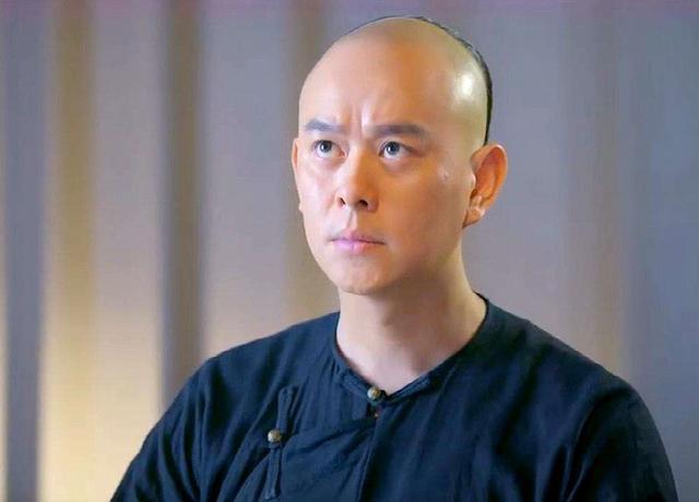 《鹿鼎记》中的吴应熊实在是个倒霉蛋,他不仅在大婚的时候被新娘建宁