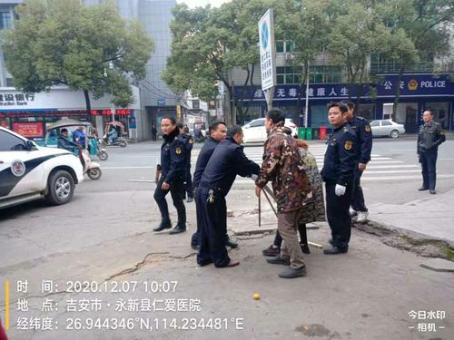 永新县城管局城市建设管理监察大队对超店经营屡次劝导无果的商户进行