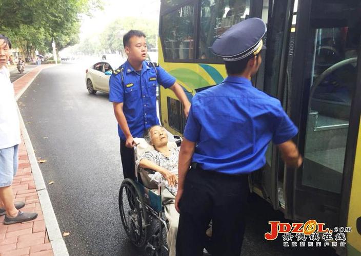 【暖新闻·江西2018】中风老人就医途中遇困难昌江城管伸援手
