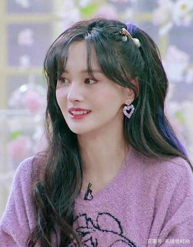 郑爽紫色挑染长发披肩,生图依旧清甜,网友:颜值担当