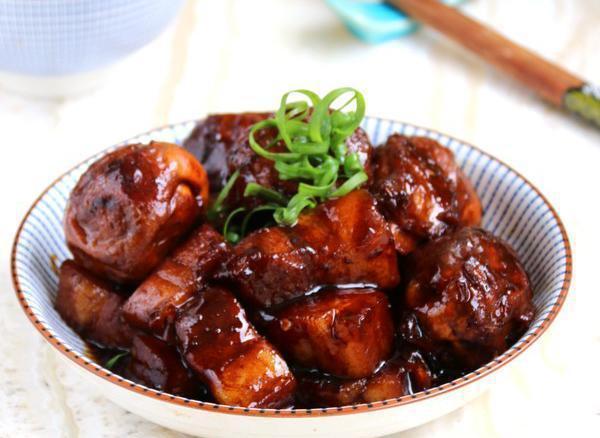  p>虎皮蛋红烧肉是一道美食,主要原料是五花肉,鹌鹑蛋等,调料主要为