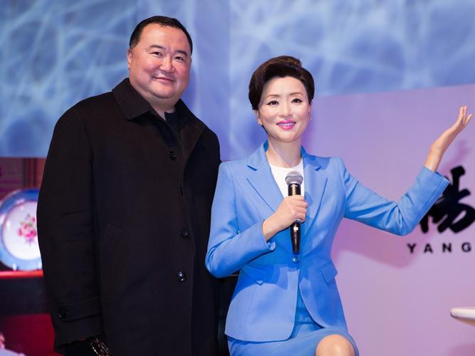 杨澜与现任丈夫吴征一同出席活动(图源:vcg)