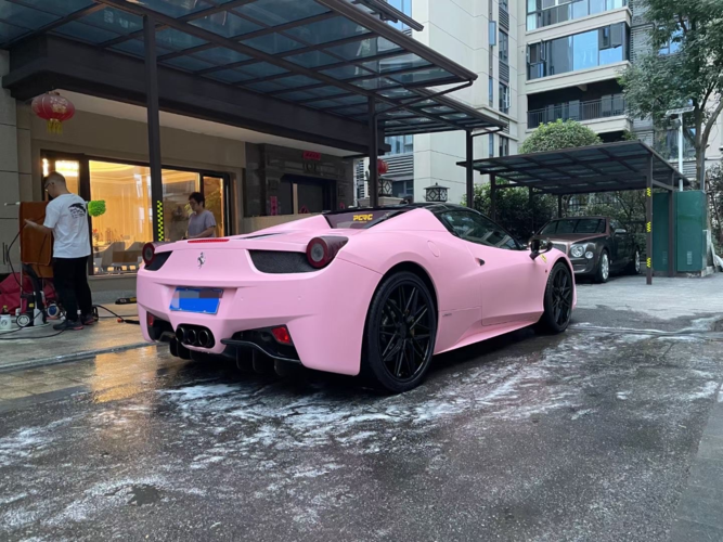 458(参数|图片)是辆很经典的法拉利跑车,圆滑动感的车身,较比改款