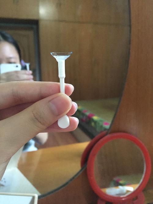 今天配了隐形眼镜 取下后和朋友聊天忘了盖盖子 忘记哪知是左眼哪知是