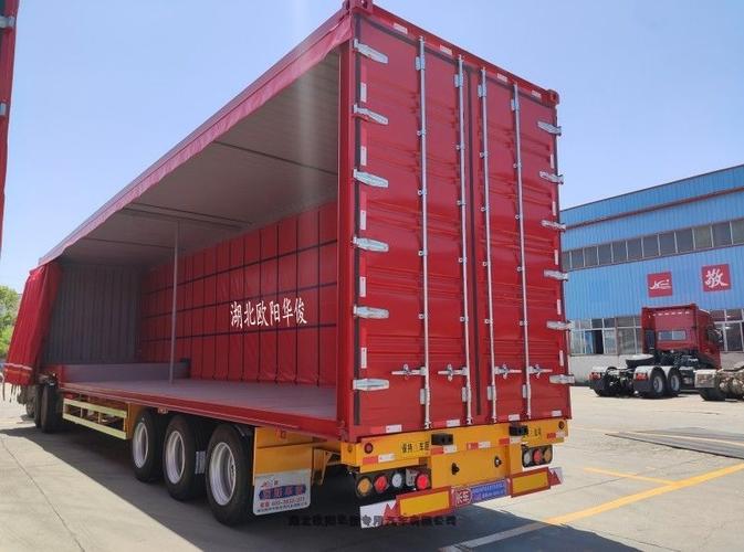 72吨.骨架半挂车颜色为工程黄,篷布侧帘车厢为红色.