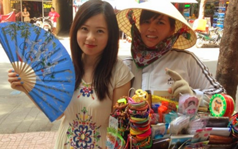 实拍中越边境的越南人生活,男人很少工作,女人从早忙到晚