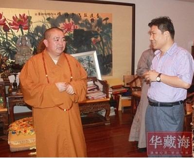 周长宏和少林寺方丈释永信大和尚在一起; 周长宏和少林寺方丈释