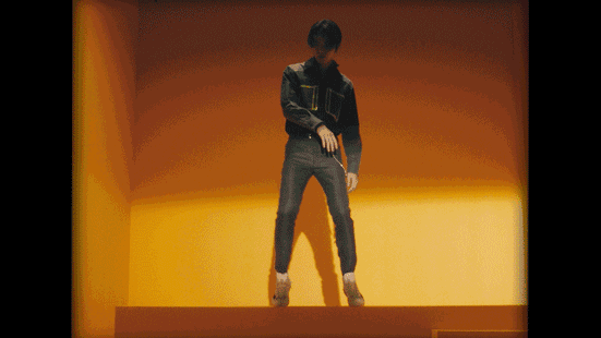 穿上运动靴,在暖橙色灯光下大秀舞技的吴希泽则是阳光运动少年,看得