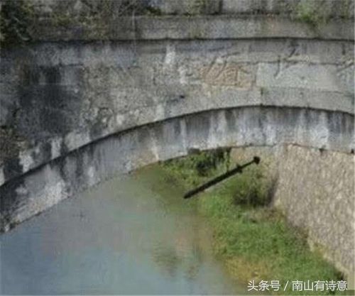 贵州有一座桥,下面挂着一个宝剑,为什么至今没人敢将它拿下来?
