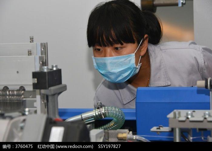 工厂女工工作场景