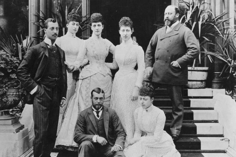 爱德华七世(右),亚历山德拉王后(左三)和他们的五个孩子.