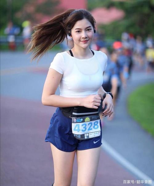 热爱运动的大长腿美女