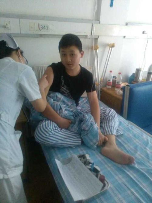 他是天台的"小环卫",13岁患上了骨肉瘤