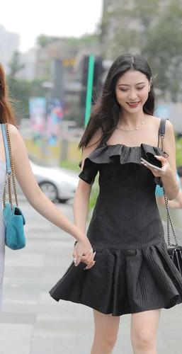 街拍,小姐姐身穿公主裙也能穿出这么的时尚美