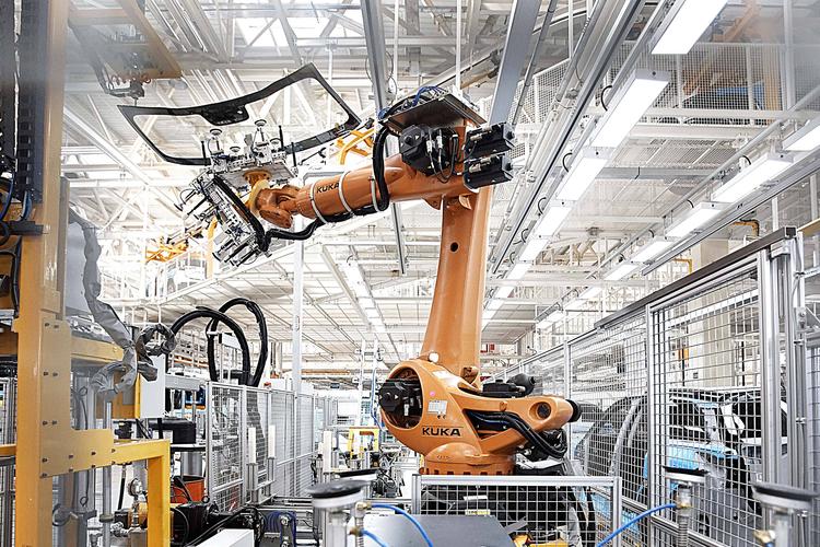 蔚来合肥先进制造基地挡风玻璃全自动涂胶(受访者供图)蔚来美股股价从