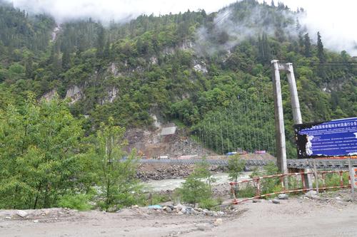 通麦天险,这里两条钢轨铺就的大桥是318国道的咽喉之地.