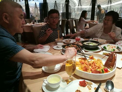 等妈妈下班后,我们五个人一起吃饭.