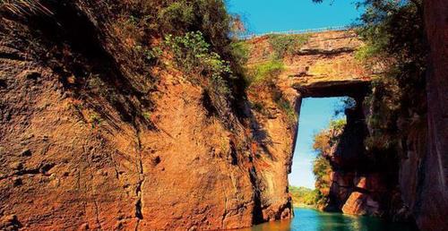 古代人工运河,横跨两岸的天生桥,是巨石而成