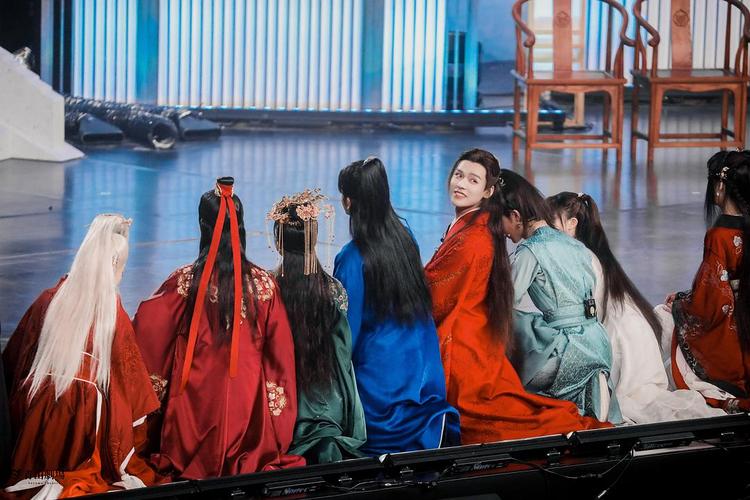 这张回眸好有氛围感!龚俊温客行