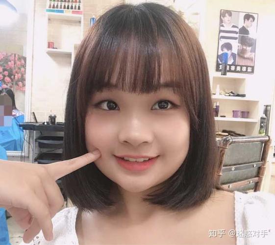 脸圆鼻子塌的女生适合剪短发吗?