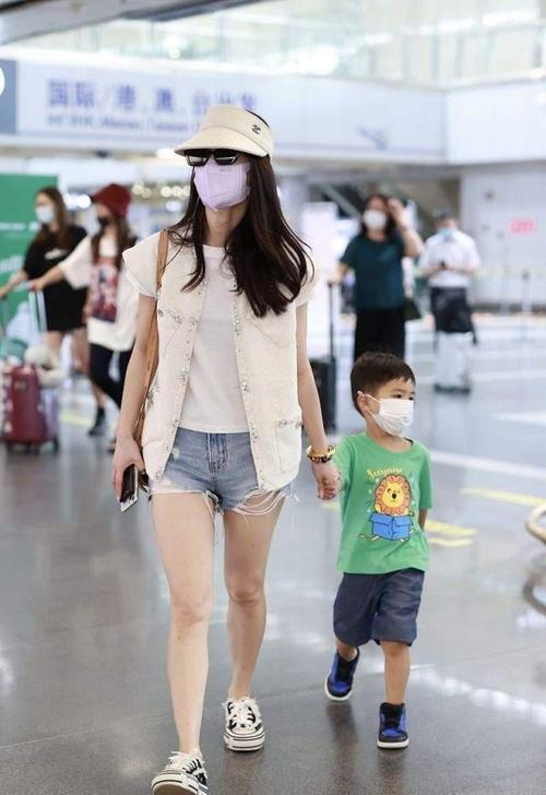 穷养儿子黄圣依机场穿10万元马甲帽子都是奢牌儿子t恤仅40