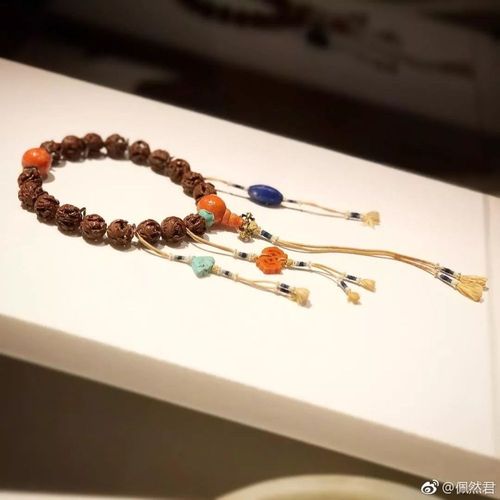 说起十八子,就得先说一下压襟.