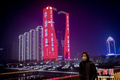 山西太原上演城市灯光秀为抗疫加油