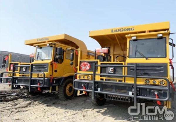 柳工首批高性能版dw90a-h宽体自卸车交付客户