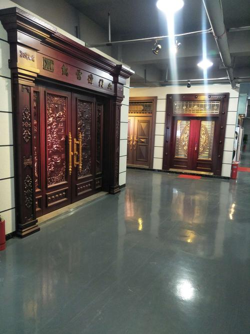 指纹锁于一体的大型门业仓储批发中心,仓库面积达15000多平米,展厅