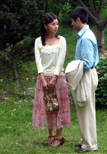  p>《月上海》是陈洁执导的一部都市生活电视剧.