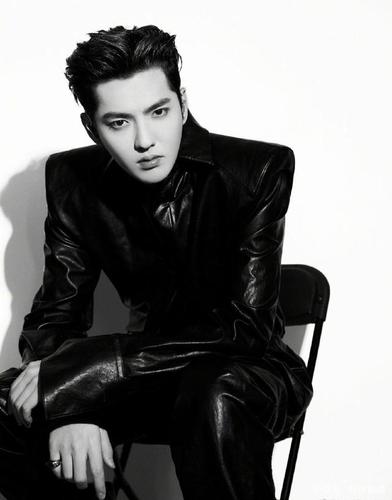 吴亦凡这组机车服非常的有欧美范,特选高冷帅酷气质.