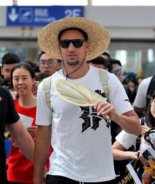 汤普森中国行戴草帽变卖瓜老汉,库里搞笑模仿,肤色黑成杜兰特