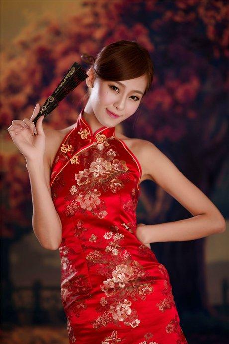 美女摄影:身着大红旗袍的迷人少妇