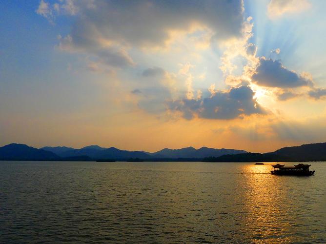  p>杭州西湖风景名胜区,位于浙江省杭州市中心,分为湖滨区,湖心区