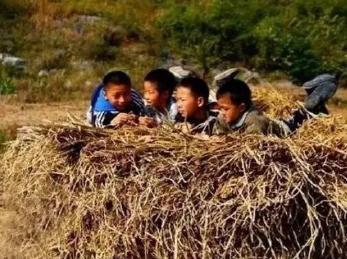 农村老照片,勾起8090后回忆:第八张最让人怀念!