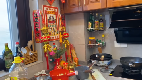 厨房里供了灶神.