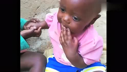 非洲黑娃吃东西,哥哥竟舔他的手,难道不脏吗?