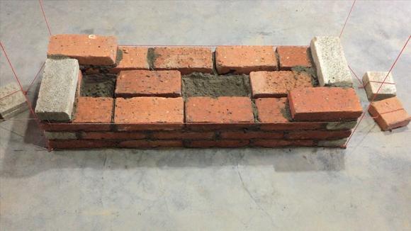 寻找乡村手艺人#三七空心墙砌法,怎么垒最好?如何挂垂直线?