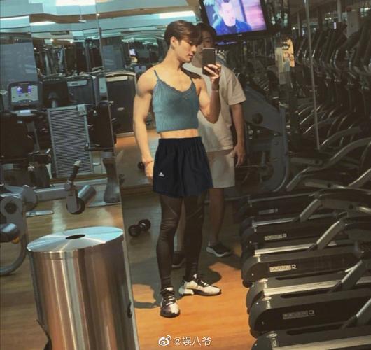 王嘉尔粉丝p图大赛,健身房里大秀肌肉的王嘉尔遭遇滑铁卢