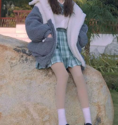 厦门jk小姐姐在菜市场走秀,白丝短裙小皮鞋让众人都惊呆了!